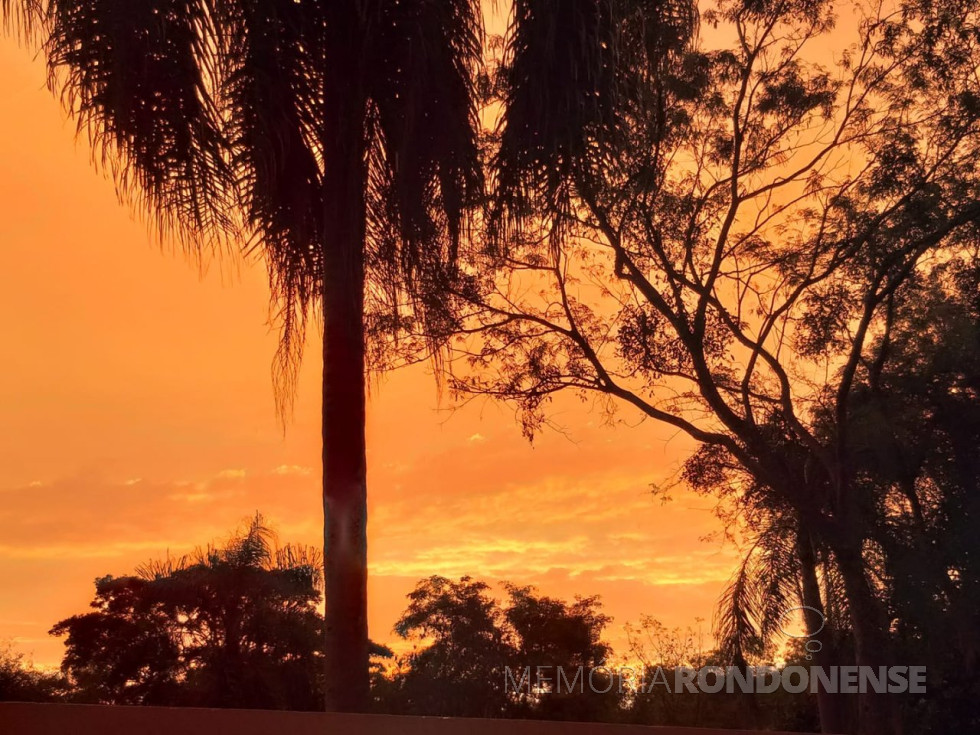|| Entardecer na cidade de Marechal Cândido Rondon fotografada pela rondonense Clair Mees, em 12 de janeiro de 2022. - FOTO 14 -