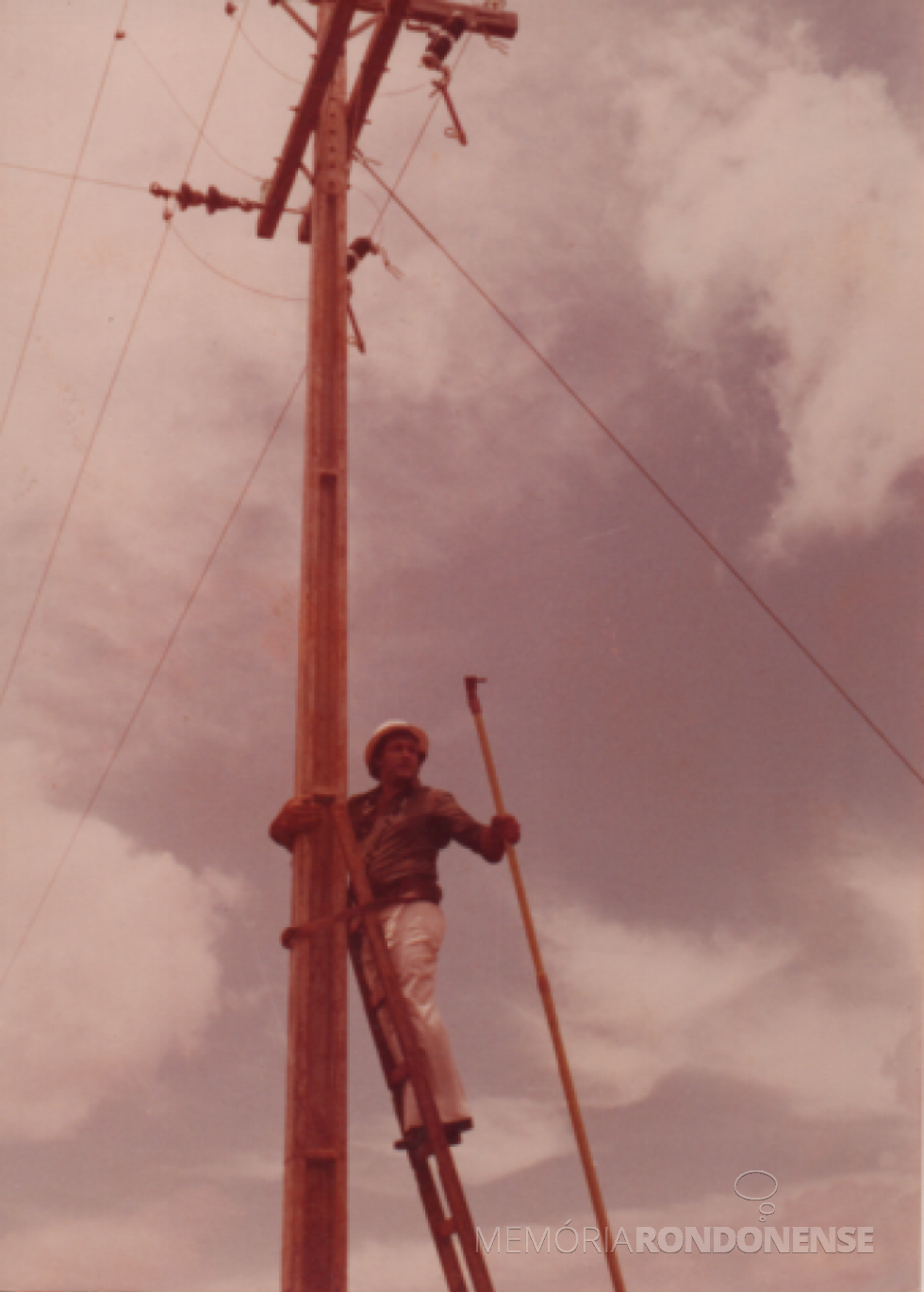 || Vereador Ariovaldo Luiz Bier acionando as chaves para fornecimento de energia elétrica para entidade de Esquina Bandeirantes, no distrito rondonense de Novo Três Passos, em novembro de 1978.
Imagem: Acervo família Bier - FOTO 8 - 