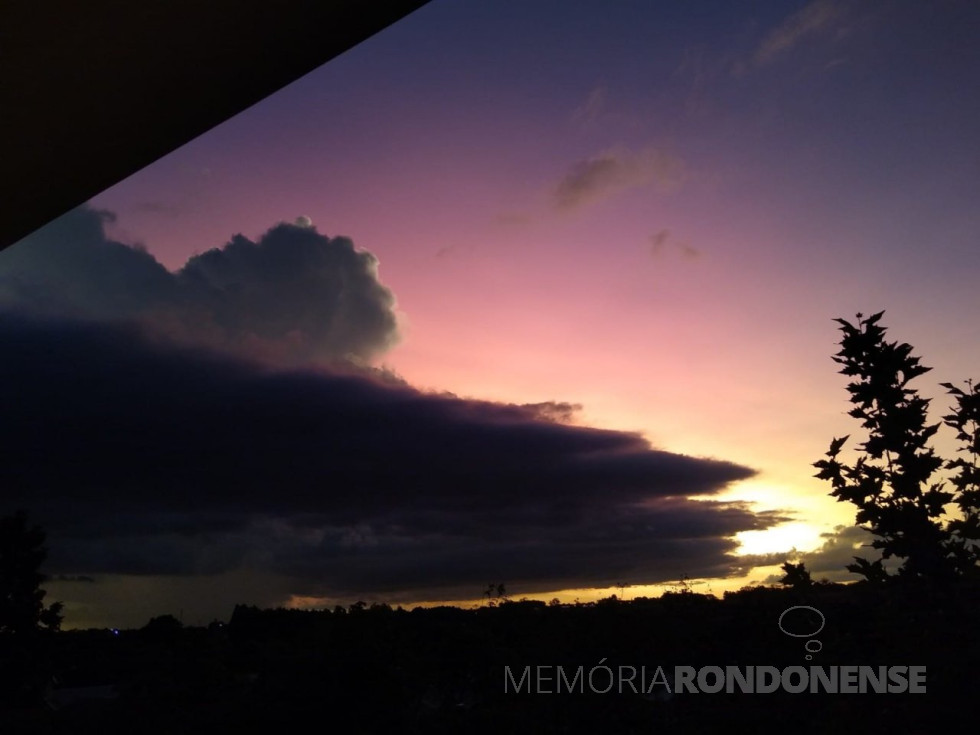 || Outro instantâneo do entardecer em Marechal Cândido Rondon, em 01 de fevereiro de 2022. 
Imagem e crédito do rondonense Alex Sandro Viteck - FOTO  31 -