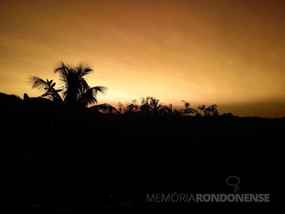|| Pôr do sol em Marechal Cândido Rondon com rflexo da luz solar nas particulas do explosão da vulcão na Ilha de Tonga (em 15.01.2022) suspensas na atmosfera, em 31 de janeiro de 2022.
 Imagem: Acervo e crédito rondonense Harto Viteck - FOTO 42 - 
