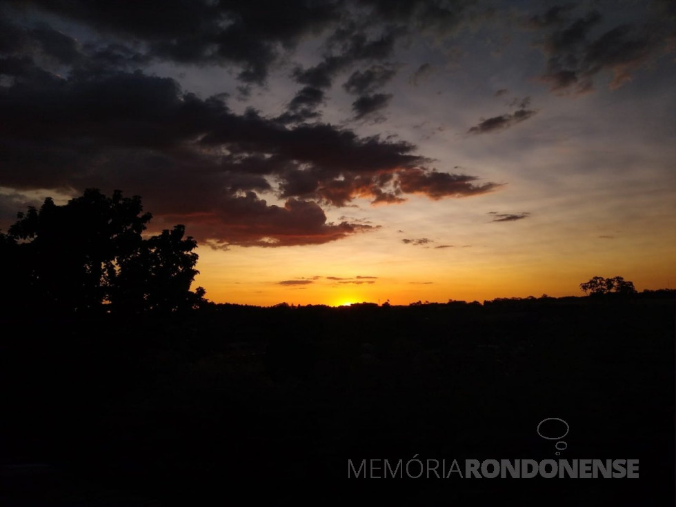 || Entardecer em Marechal Cândido Rondon, em 01 de fevereiro de 2022. 
Imagem e crédito do rondonense Alex Sandro Viteck - FOTO 30 -