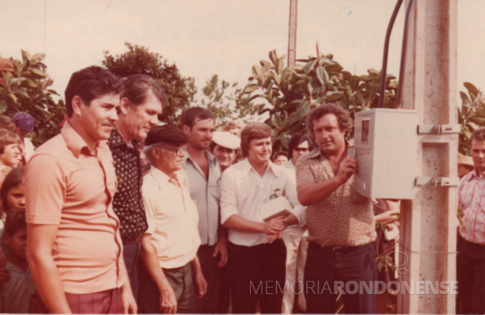 || Inauguração de fornecimento de energia elétrica para entidades da Linha Arara, em maio de 1980.
Da esquerda à direita: Miguel Cipriano, presidente da Comunidade Escolar Olavo Bilac, advogado Osmar Lautenschleiger, 3º e 4º - não identificados; pastor Edgar Ravache e vereador Ariovaldo Luiz Bier (acionando o disjuntor). De óculos escuros, ao fundo, comunicador Manoel Canabarro.
Imagem: Acervo Família Bier - FOTO 8 -