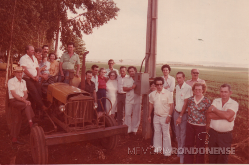 || Vereador Ariovaldo Luiz Bier acionando a chave de recebimento de energia elétrica para entidades de Linha Boa Vista, Marechal Cândido Rondon (PR), em novembro de 1980.
Imagem: Acervo Família Bier - FOTO 10 -