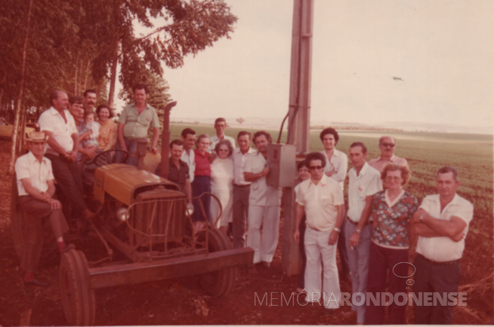 || Vereador Ariovaldo Luiz Bier acionando a chave de recebimento de energia elétrica para entidades de Linha Boa Vista, Marechal Cândido Rondon (PR), em novembro de 1980. 
Imagem: Acervo Família Bier - FOTO 9 - 