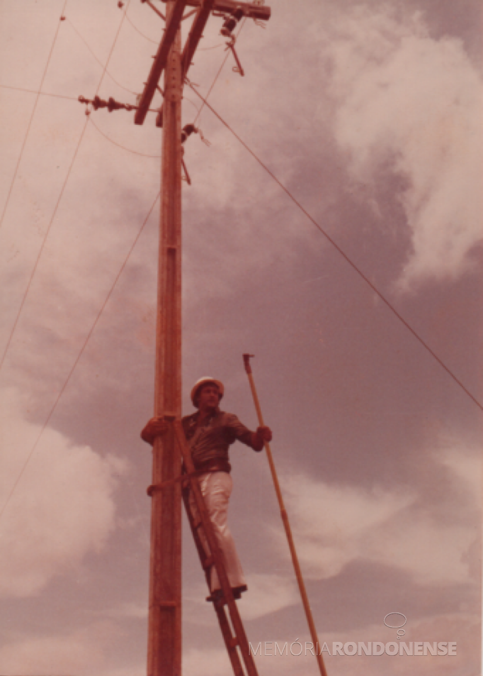 || Vereador Ariovaldo Luiz Bier acionando as chaves para fornecimento de energia elétrica para entidades de Esquina Bandeirantes, no distrito rondonense de Novo Três Passos, em novembro de 1978.
Imagem: Acervo família Bier - FOTO 8 -