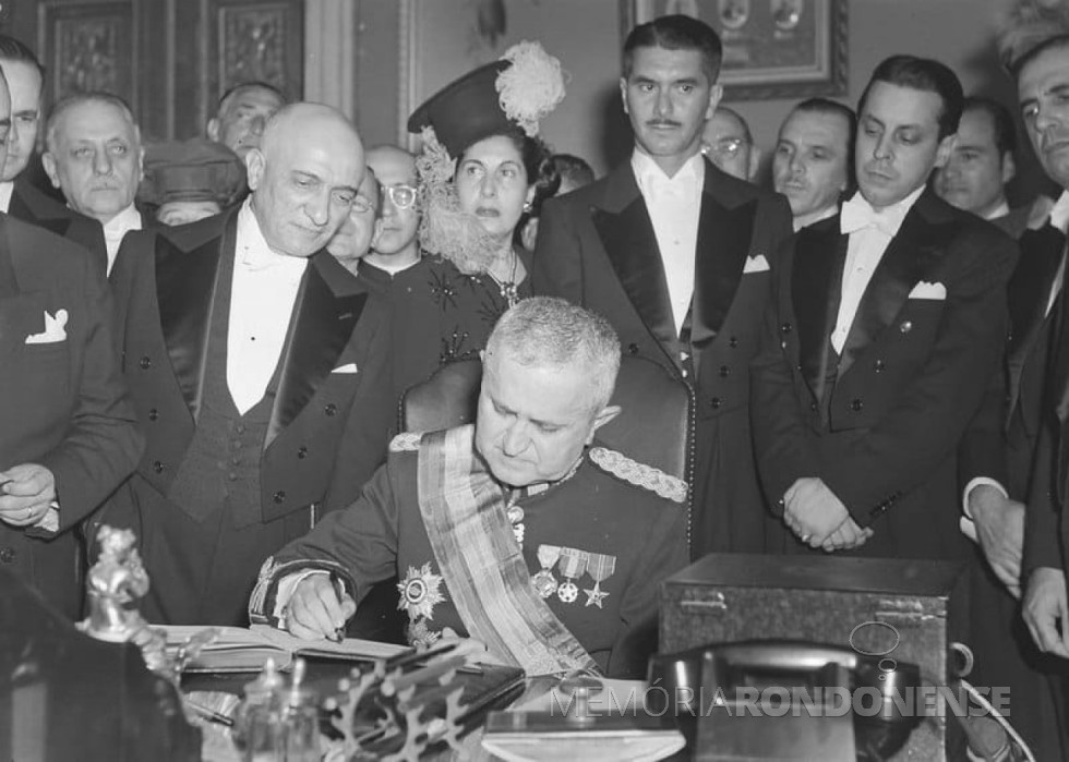 || General Eurico Gaspar Dutra assinando o termo de posse como presidente do Brasil, em final de janeiro de 1946.
Imagem: Acervo Grupo O Passado do Brasil/Facebook - FOTO 4 -