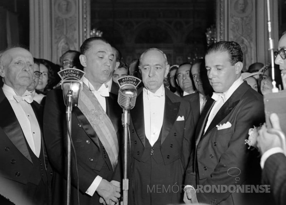 || Juscelino Kubitschek de Oliveira discursando em sua posse como Presidente da República na companhia de João Goulart (4º a direita), seu vice.
Imagem: Acervo O Passado do Brasil/Facebook - FOTO 6 -