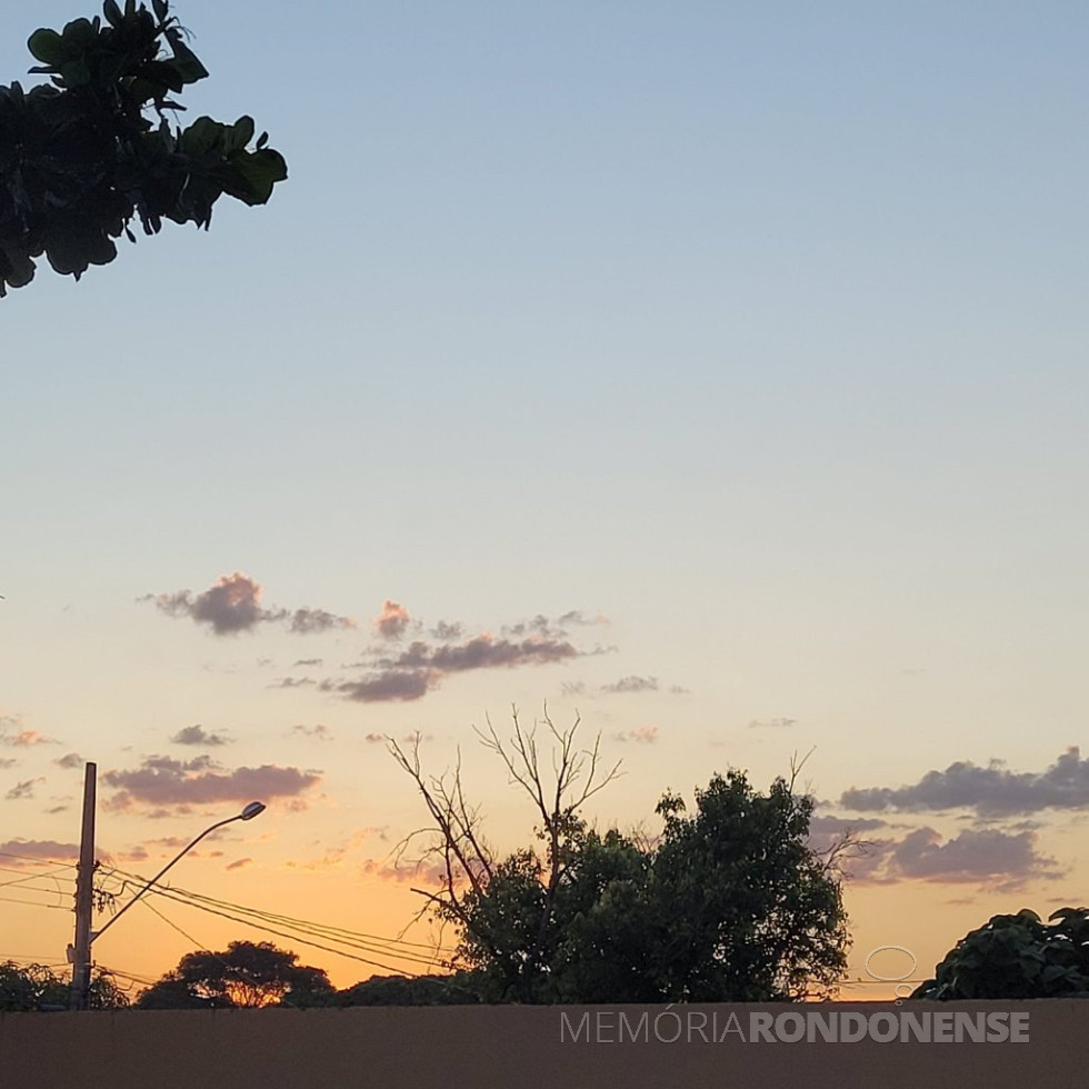 || Anoitecer na cidade de Marechal Cândido Rondon, em 11 de fevereiro de 2022.
Imagem: Acervo e crédito da pioneira rondonense Ilda Bet - FOTO  15 -