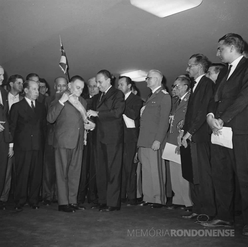 || General Humberto de Alencar Castelo Branco recebendo a faixa presidencial do deputado federal Rainieri Mazzilli, em abril de 1964.
Imagem: Arquivo Nacional - FOTO 10 -