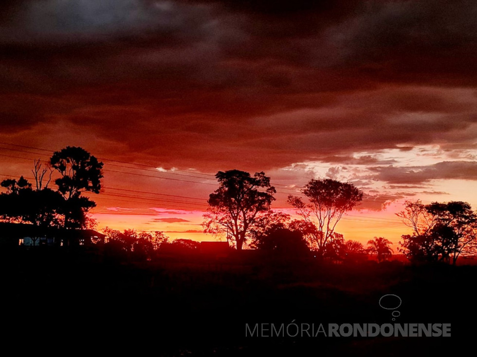 || Outro momento do entardecer em Marechal Cândido Rondon, em 01 de fevereiro de 2022, em foto desde o interior do distrito rondonense de Novo Três Passos.
Imagem e crédito do rondonense  Luiz Carlos Diesel (assessor legislativo da Câmara Municipal de Marechal Cândido Rondon) - FOTO 32 -