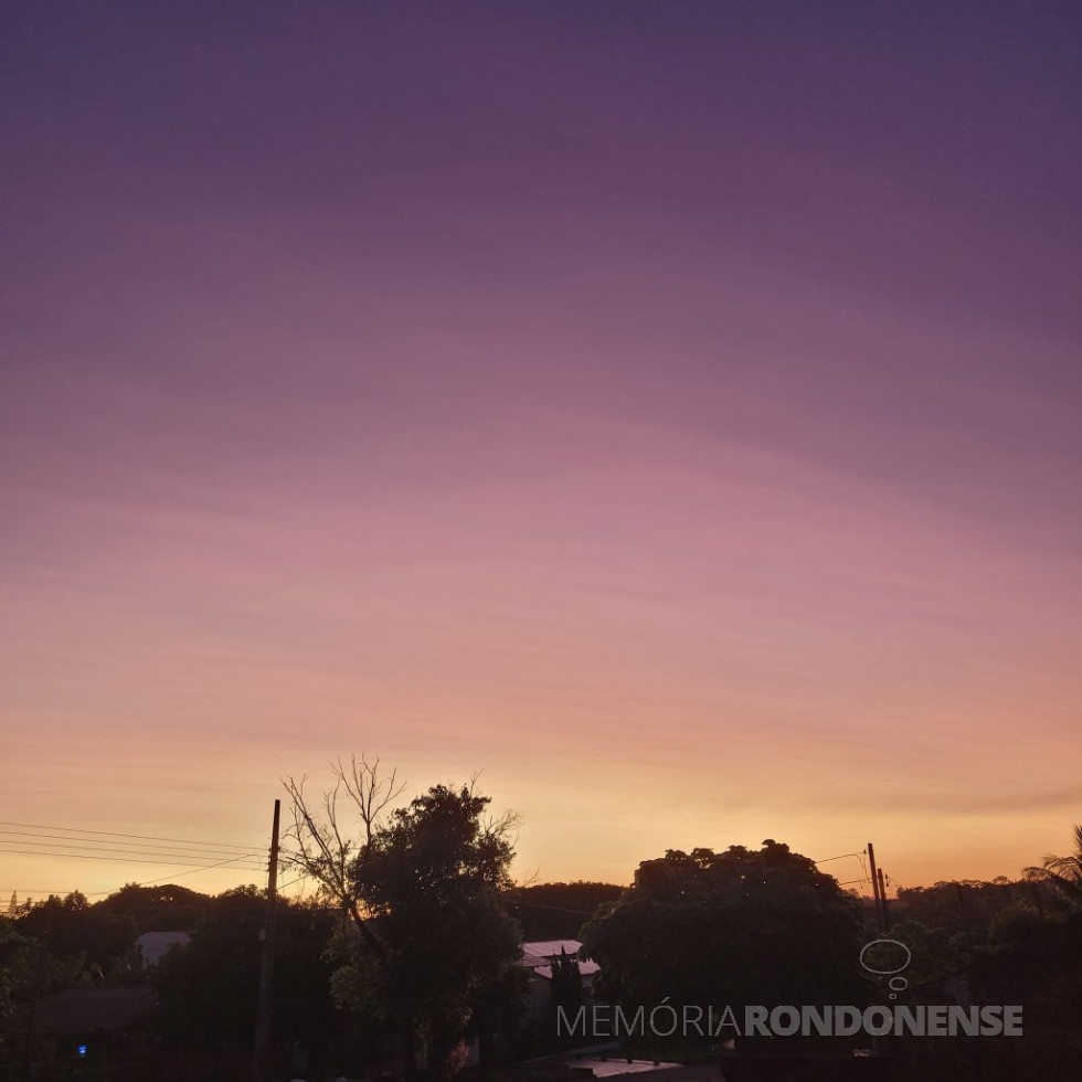 || Entardecer em Marechal Cândido Rondon, em 06 de fevereiro de 2022, com esplendor do reflexo no sol nas partículas de cinzas lançadas na extratosfera pela explosão do vulcão submarino na ilha de Tonga, no Pacífico Sul, em 15 de janeiro de 2022.
Imagem: Acervo e crédito da pioneira rondonense Ilda Bet - FOTO 14 -