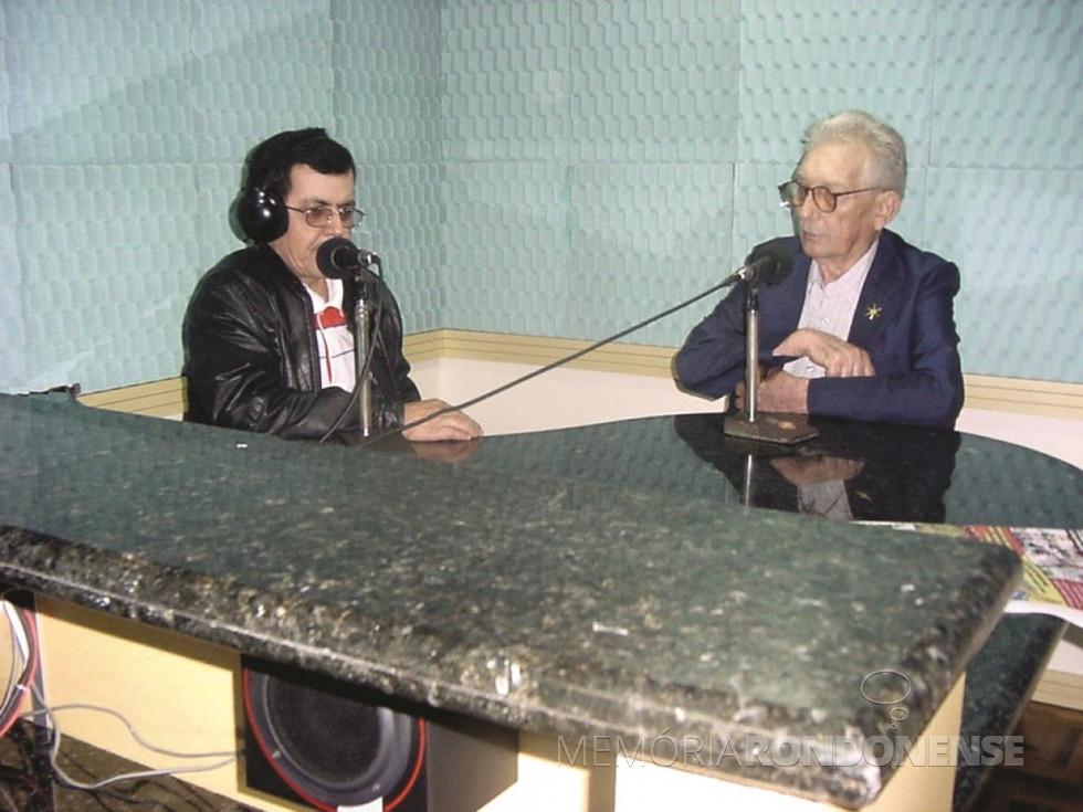 || Pioneiro palotinense Amadeo Piovesan (d) em entrevista para o repórter Roberto Celso Vilela da Rádio Continetal, da citada cidade.
Imagem: Acervo Celso Becker (Palotina) - FOTO 10