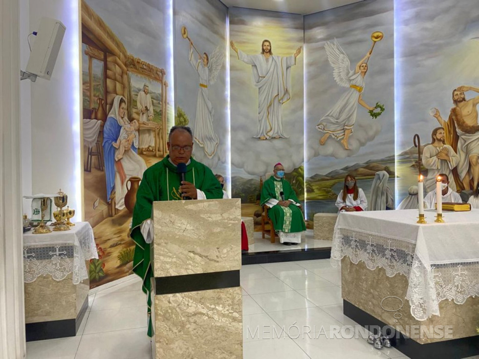 || Padre Antonio Carlos Pereira da Silva em sua alocação durante a celebração eucarística de sua posse como pároco da Paróquia São Luiz Gonzaga, de Pato Bragado (PR), em janeiro de 2023.
Ao fundo, o bispo diocesano José Carlos Seneme.
Imagem: Acervo e crédito de Marcos Spies - FOTO 18 -