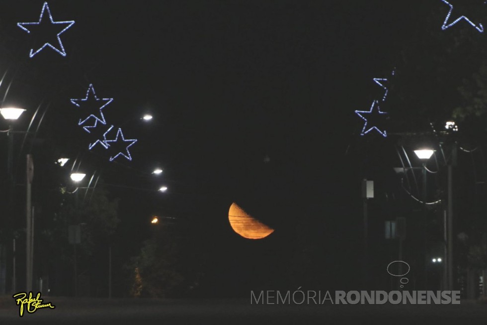 || Lua em fase minguante  fotografada às 23:53 horas, em 22 de fevereiro de 2022 pelo fotógrafo rondonense Rafael Miguel Sturm, a partir da Rua Sete de Setembro.
Imagem: Acervo do autor - FOTO 18 - 