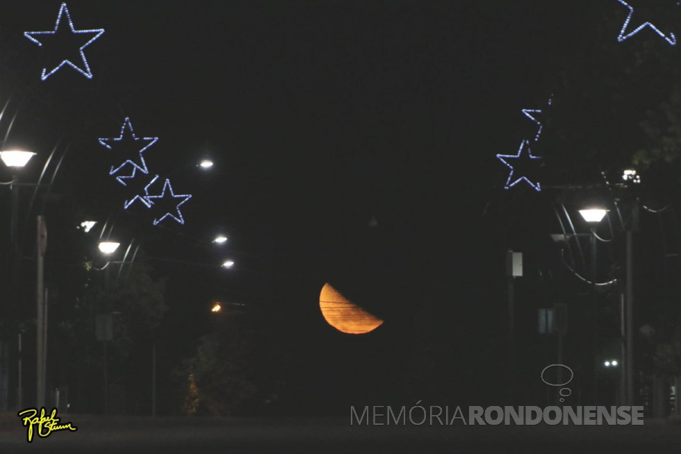 || Lua em fase minguante  fotografada às 23:53 horas, em 22 de fevereiro de 2022 pelo fotógrafo rondonense Rafael Miguel Sturm, a partir da Rua Sete de Setembro.
Imagem: Acervo do autor - FOTO 19 -