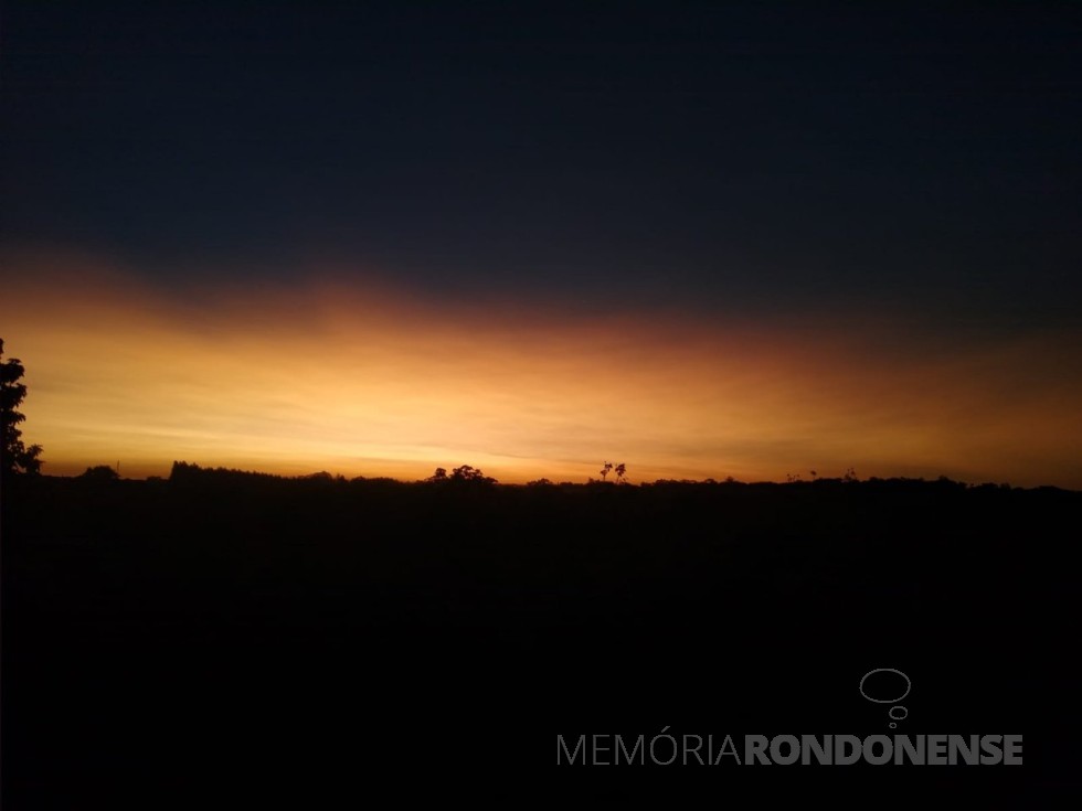|| Fim do dia em Marechal Cândido Rondon, em foto feita desde o Bairro Espigão, pelo rondonense Alex Sandro Viteck , em 02 de fevereiro de 2022.
|Imagem: Acervo Projeto Memória Rondonense- FOTO  24 - 