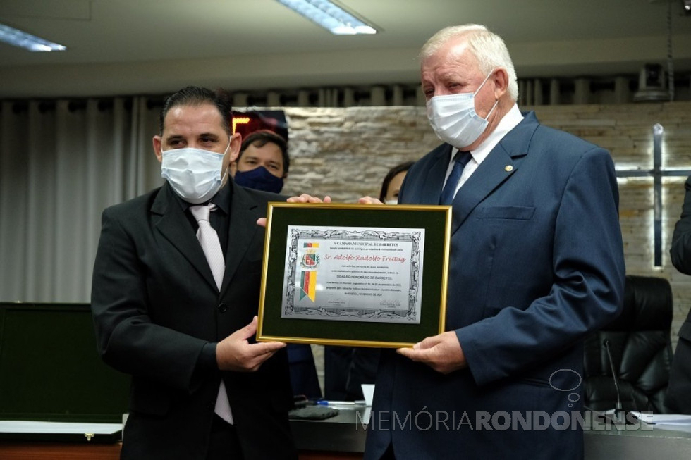 || Adolfo Rudolfo Freitag recebendo o título de Cidadão Honorário de Barretos (PS), das mãos do vereador Adilson Bandeira Junior, proponente da homenagem, em começo de fevereiro de 2022.
Imagem: Acervo Sicredi Aliança PR/SP - FOTO 26 -