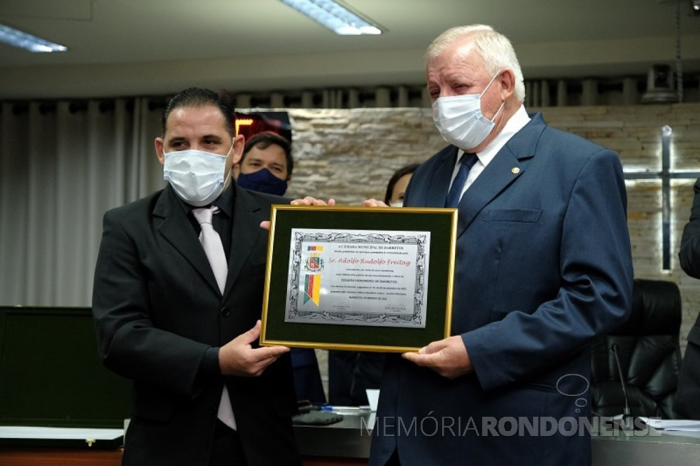 || Adolfo Rudolfo Freitag recebendo o título de Cidadão Honorário de Barretos (PS), das mãos do vereador Adilson Bandeira Junior, proponente da homenagem, em começo de fevereiro de 2022.
Imagem: Acervo Sicredi Aliança PR/SP - FOTO 25 -