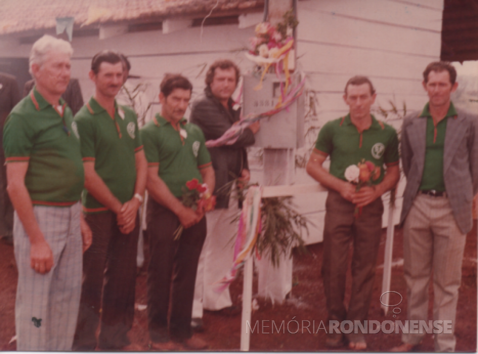 || Inauguração do sistema de fornecimento de energia elétrica para o clube Cercuris, de Novo Rio do Sul, em julho de 1979.
Da esquerda à direita: Helmuth Kranz, Harald
 Sontag, Otwin Teske, vereador Ariolvaldo Luiz Bier,  Haroldo Lipsch e  6º não identificado.
Imagem: Acervo Família Bier - FOTO 6 -