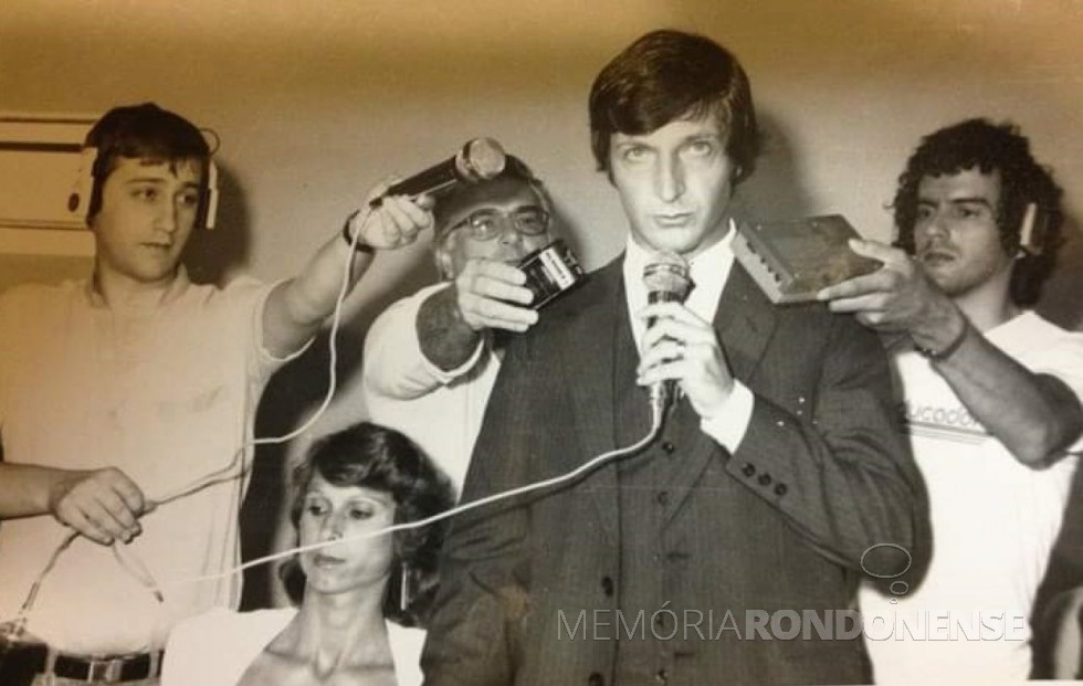 || Ademir Antonio Osmar Bier, empossado em 1º de janeiro de 1989 como 10º prefeito municipal de Marechal Cândido Rondon, prestando juramento, ao lado da esposa Roseli.
Ao fundo, os repórteres rondonenses João Marcos Gomes, Ronaldo Luiz Wiedmer, da Rádio Difusora do Paraná; e Régis Guerreiro, da Rádio Educadora Marechal.
Imagem: Acervo Memória Rondonense - FOTO 15 -