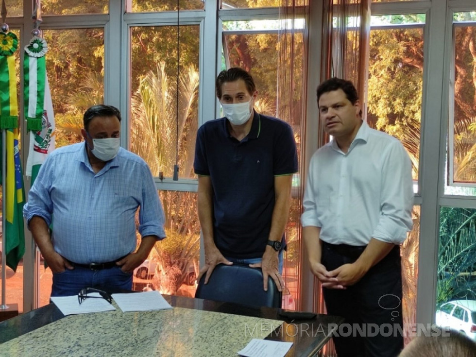 || Prefeito municipal Marcio Andrei Rauber (c) recepcionando em seu gabinete os deputados estaduais Hussein Bakri (e) e Guto Silva, em fevereiro de 2022.
Imagem: Acervo O Presente - FOTO 14 -