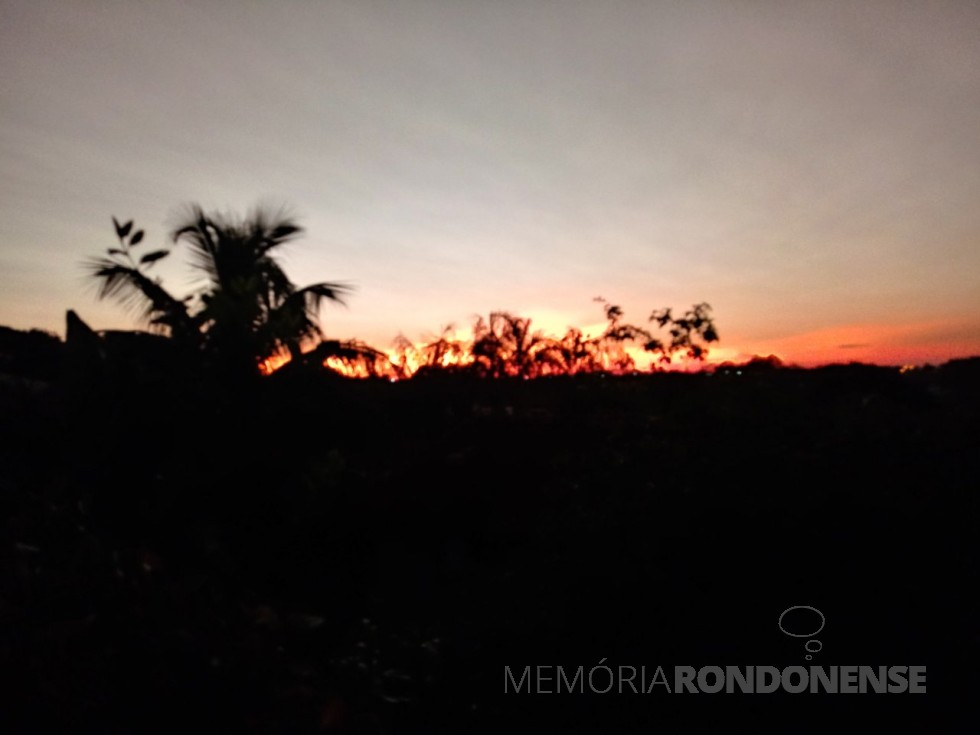 || Pôr do sol em Marechal Cândido Rondon com rflexo da luz solar nas particulas do explosão da vulcão na Ilha de Tonga (em 15.01.2022) suspensas na atmosfera, em 31 de janeiro de 2022.
O reflexo, à medida que ia se pondo, as matizes oscilam entre amarelo claro, laranja, rosa e vermelho.
Imagem: Acervo e crédito do rondonense Harto Viteck - FOTO 43 - 
