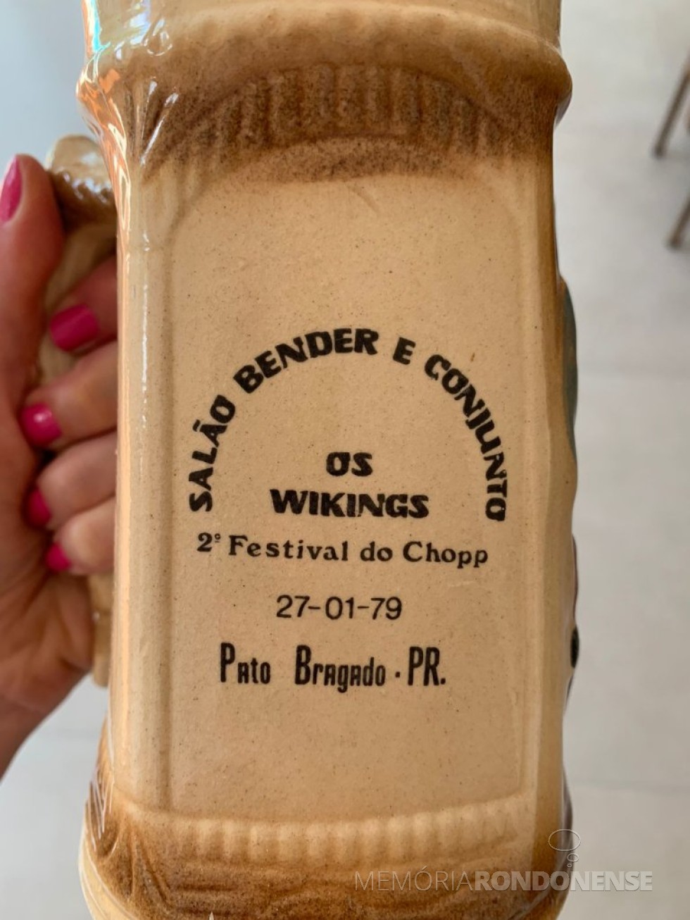 || Caneco do 2º Festival do Chopp, de Pato Bragado (PR), realizado em janeiro de 1979.
Imagem: Acervo Projeto Memória Rondonense - FOTO 17 - 