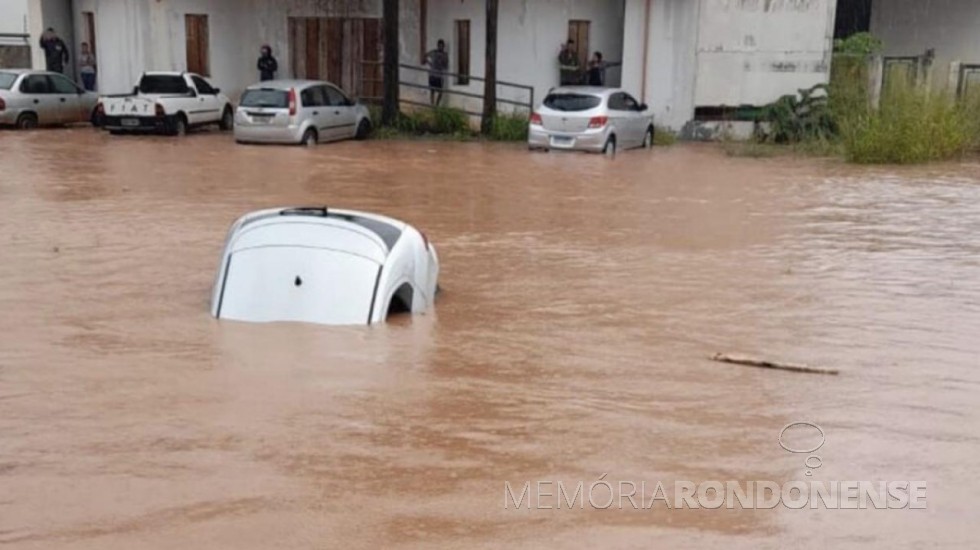 || Alagamento na cidade de Sinop (MT), por causa de forte temporal, no amanhecer de 17 de fevereiro de 2022.
Imagem: Acervo Gazeta Digital - FOTO 13 - 