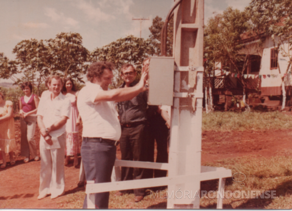 || Vereador Ariovaldo Luiz Bier, ladeado pelo prefeito municipal Verno Scherer, acionando a chave de recebimento de energia para entidades de Linha Guavirá, no distrito rondonense de Nova Horizonte, em março de 1978.
Imagem: Acervo Família Bier - FOTO 11 -