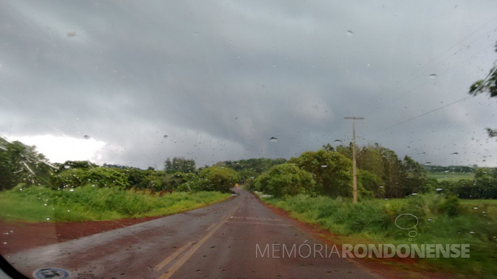 || Formação do tornado próxima à sede distrital rondonense de Iguiporã, em 19 de novembro de 2015.
A foto foi tirada pelo rondonense  Rafael Sturm quando se dirigia de veículo para Pato Bragado para entrega de fotos de um evento. 
A imagem foi colhida desde o declive da rodovia PR 467, na Linha Ouro Verde, às 15h50m.
O fotógrafo  assinalou o seguinte: