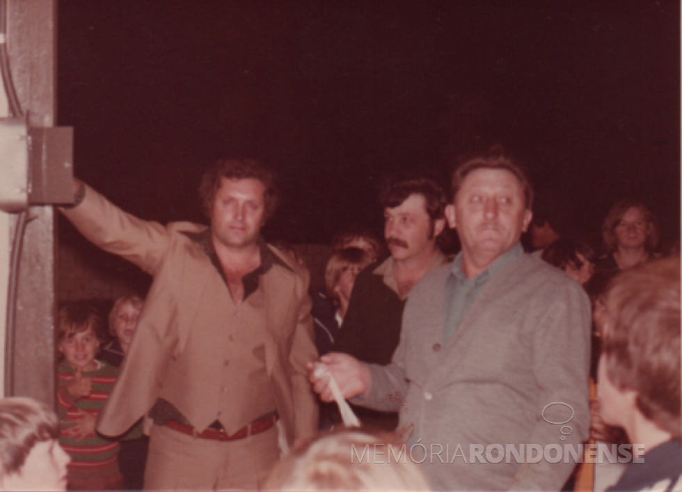 || Inauguração do sistema de iluminação da quadra de futebol de salão da sede distrital rondonense de Novo Horizonte, em setembro de 1979.
Imagem: Acervo Família Bier - FOTO 9 -