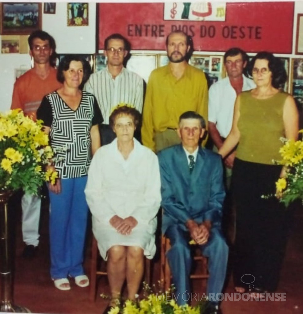 || Casal Otília Anilda e Reinoldo Wolfart com os filhos, da esquerda à direita: Eugênio José, Lúcia Maria, Helio Aluísio, Protásio Antônio. Nelson Inácio e Leni Maria.
A mãe falecida em fevereiro de 2007 e pai em fevereiro de 2022.
Imagem: Acervo Protásio Antônio Wolfart - FOTO 16 -