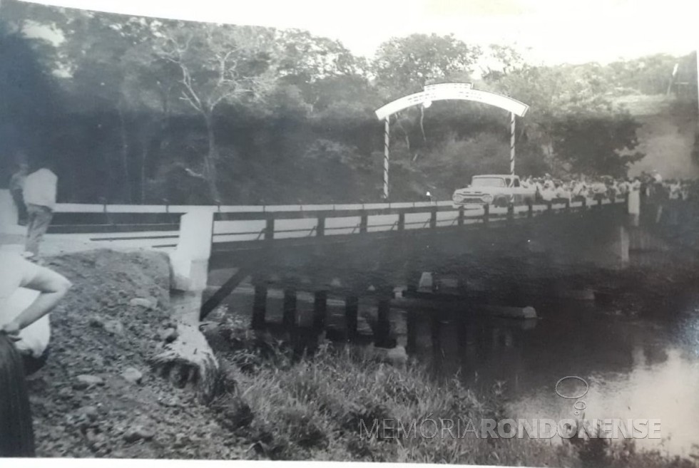 || Comitiva de Terra Roxa atravessando a ponte sobre o Rio Guaçu, indo ao encontro das autoridades e público durante a inauguração da obra, em fevereiro de 1967.
Imagem: Acervo Maria Dalita Witeck Schütz (Santa Terezinha de Itaipu (PR) - FOTO 1 - 