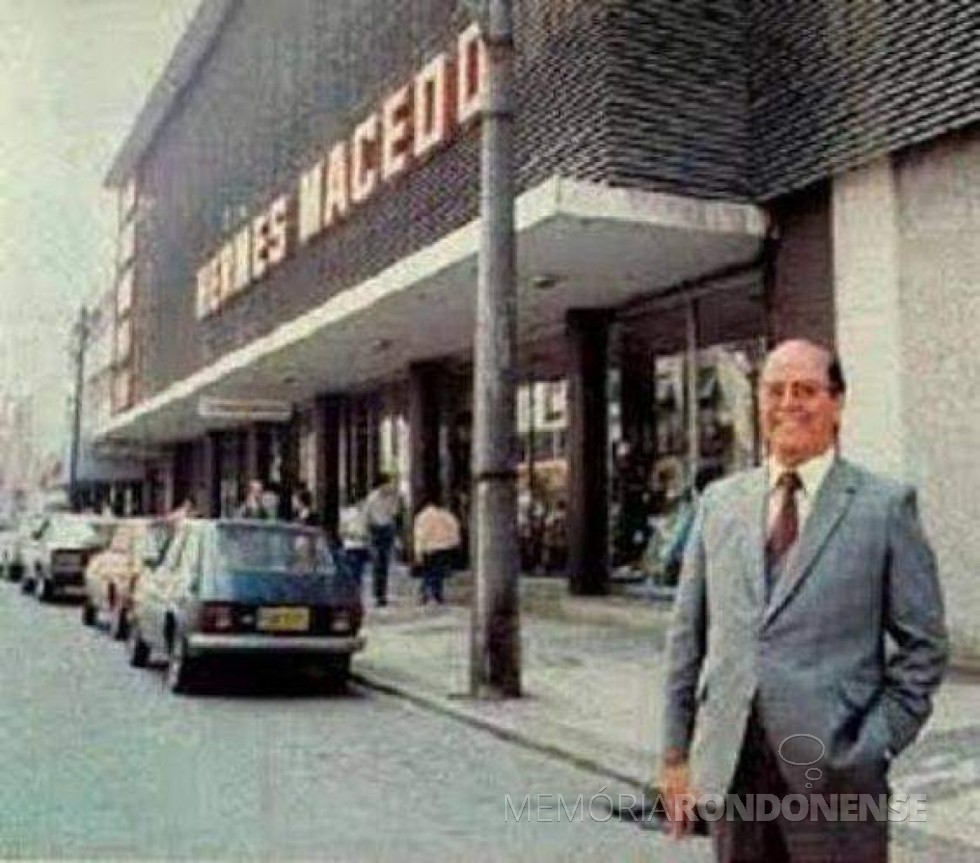 || Empresário Hermes Farias de Macedo posando junto de uma de suas lojas, em Curitiba.
Imagem: Acervo Grupo Antigamente Curitiba/Facebook - FOTO 9 - 