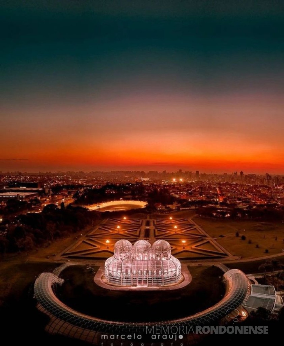 || Anoitecer em Curitiba em 09 de fevereiro de 2022, com o firmamento também impactado pelas cinzas expelidas pela explosão do vulcão submarino da ilha de Tonga, no Pacífico Sul.
Imagem: Acervo e crédito de Marcelo Araújo (Curitiba) - FOTO 14 -