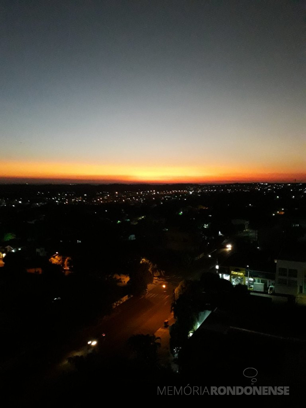 || Entardecer em Marechal Cândido Rondon, em 15 de fevereiro de 2022.
Imagem: Acervo e crédito da pioneira rondonense Edite Feiden. Imagem feita de seu apartamento no Edifício D. Pedro, localizado à Rua Sete de Setembro. - FOTO 21 -
Por do sol na cidade de Marechal Cândido Rondon, em 15 de fevereiro de 2022, fotografado pela pioneira rondonenses e professora Edite Feiden, partir de seu apartamento no D. Pedro.
Imagem: Acervo pessoal - FOTO 22 -