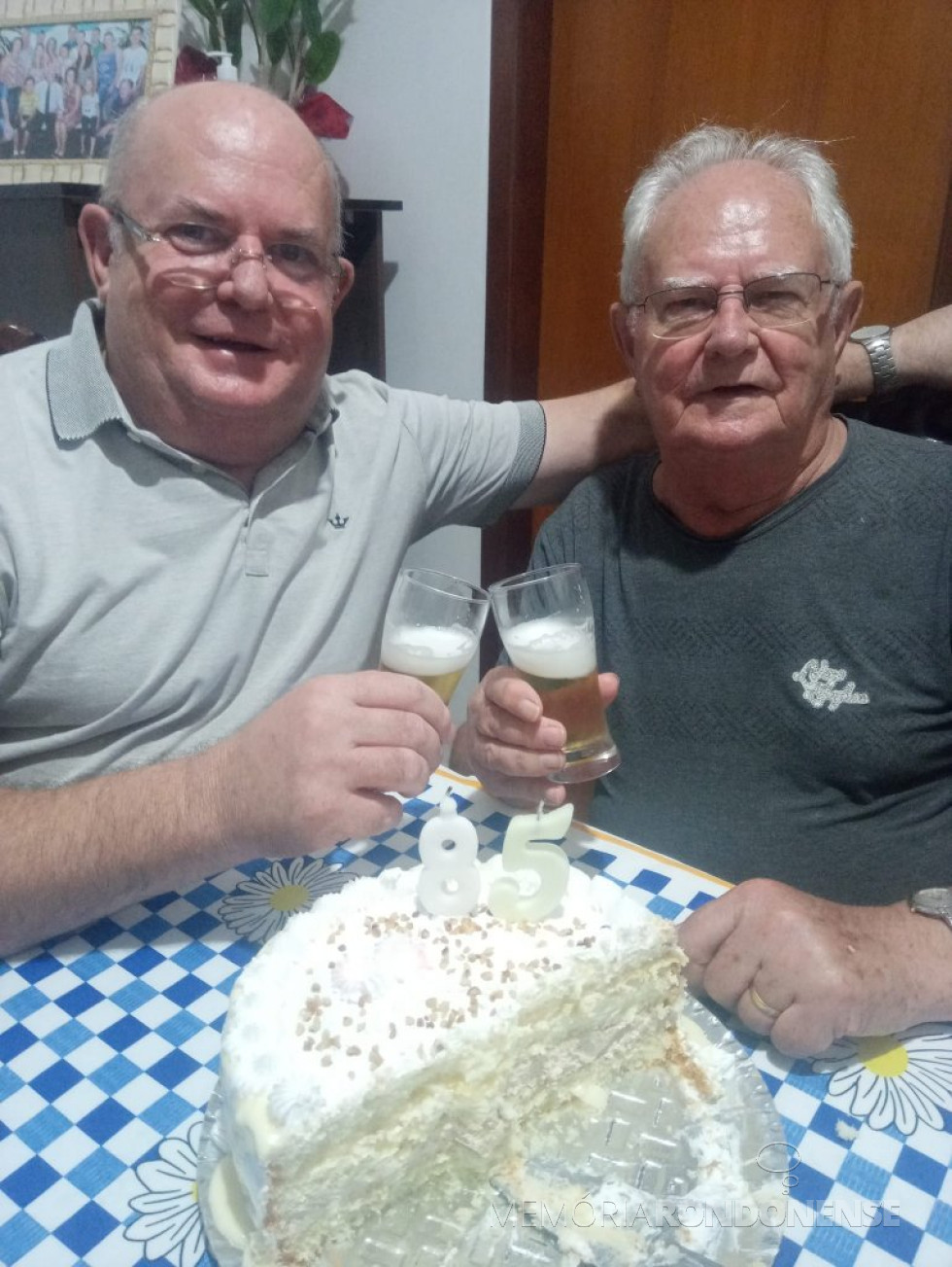 || Pioneiro rondonense Juliano Reichert com o filho Carlos comemorando seus 85 anos, em janeiro de 2022.
Imagem: Acervo pessoal - FOTO 2 -
