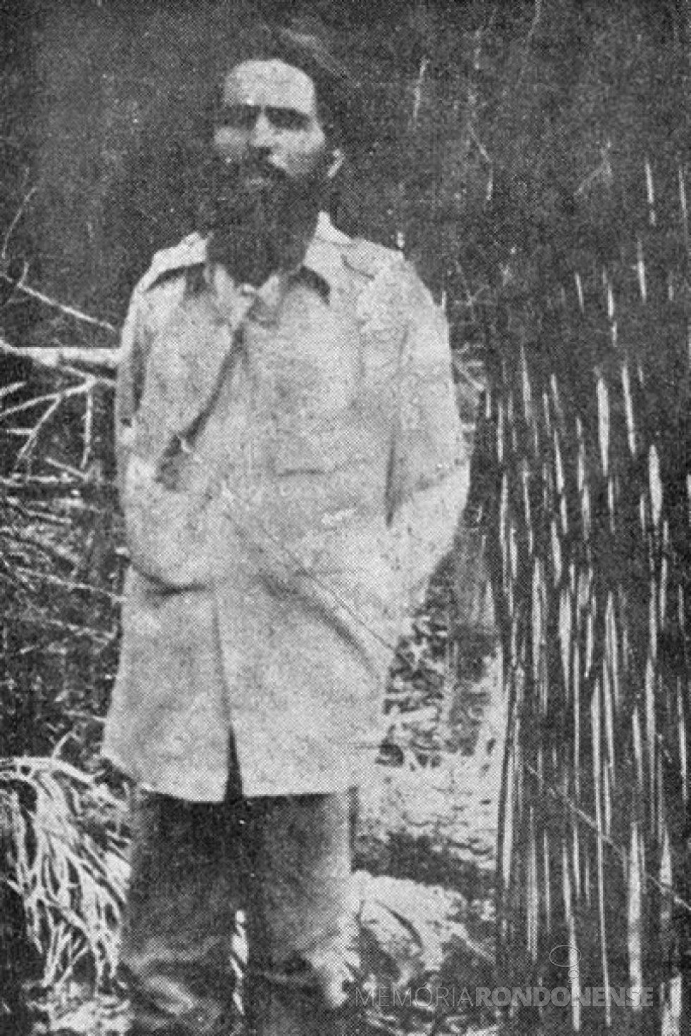 || Luiz Carlos Prestes exilado na Bolívia, depois de sua inglória ação revolucionária no Brasil, em fevereiro de 1927.
Imagem: Acervo Wikipedia - FOTO 4 -