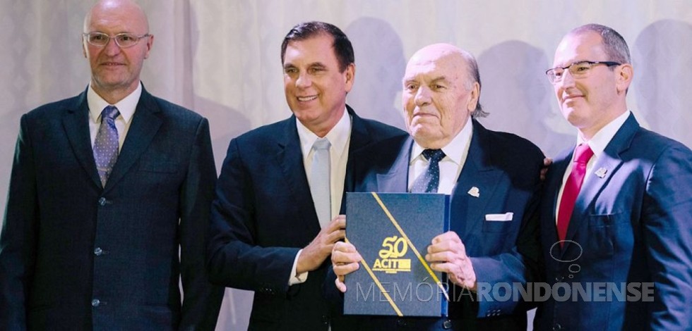|| Waldemiro Alberto Giacomazzo, 1º presidente da ACIT, recebendo o primeiro exemplar de 
