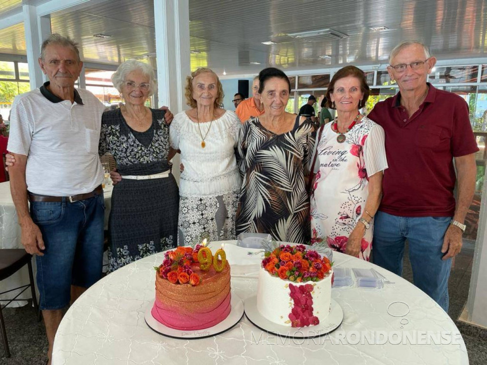 || Pioneira rondonense Irica Kaefer (4ª da esquerda à direita) comemorando o aniversário de 90 anos, com seus irmãos e irmãs: Plinio (camisa branca), Eliza, Vilma (93 anos),
Irica, Renati e Fritz (77 anos, o mais novo).
Imagem: Acervo Nuki Kaefer - FOTO 32 -