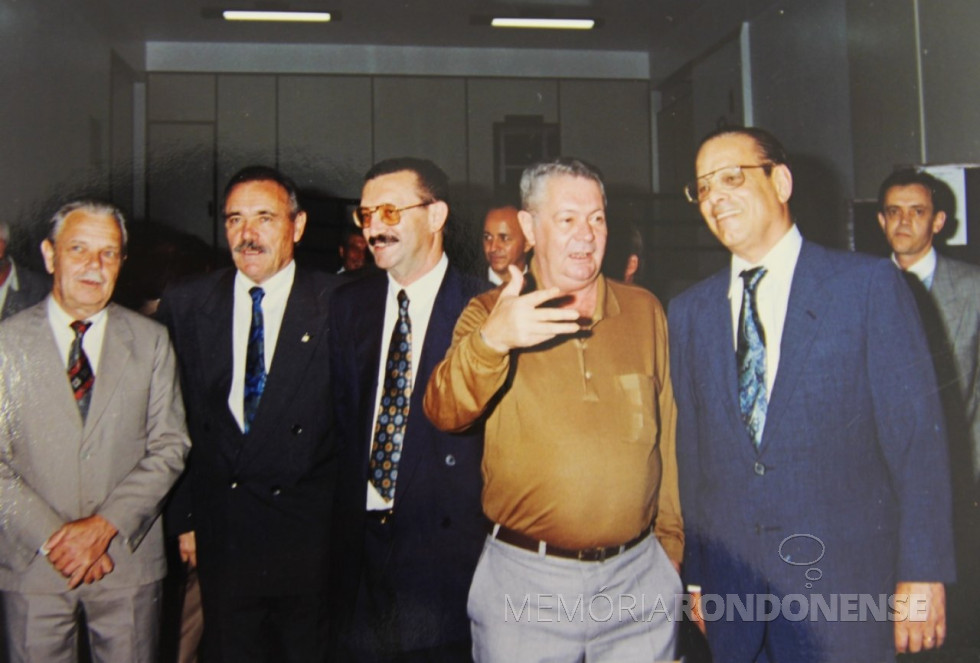 || Paulo da Cruz Pimentel (d) na cidade de Toledo, para receber o título de Cidadão Honorário do município, em dezembro de 1995.
Da esquerda à direita, empresário Rui Zeni, ex-prefeito Duílio Genari, ex-prefeito Albino Corazza e ex-vereador Irineu Agnes.
Imagem: Acervo Assessoria da Prefeitura Municipal de Toledo - FOTO 21 -