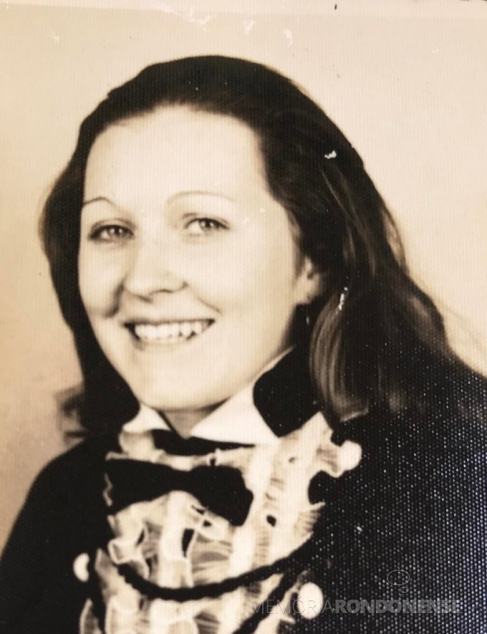 || Guisla Boehs, professora da então Escola Municipal no atual município de Mercedes que foi inagurada em março de 1977.
Imagem: Arquivo pessoal - FOTO 11 - 
