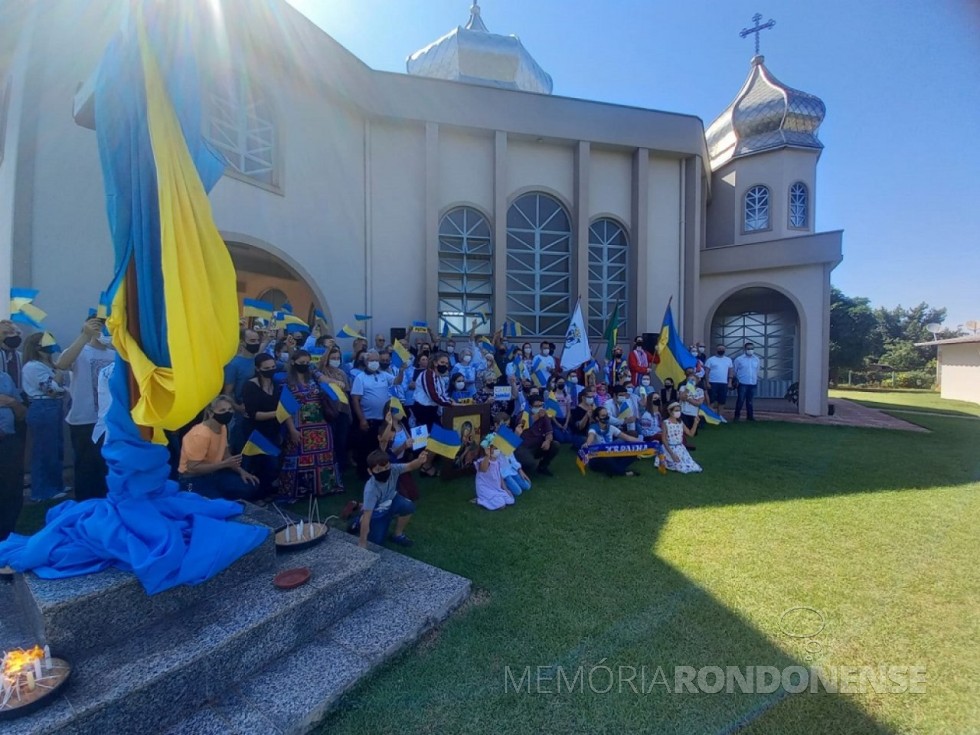 || Manifestação dos descendentes de ucranianos de Cascavel, em frente a igreja da comunidade, contra  o ataque à Ucrânia pelas tropas russas, em fevereiro de 2022.
Imagem: Acervo Prefeitura Municipal de Cascavel?Divulgação - FOTO 17 - 