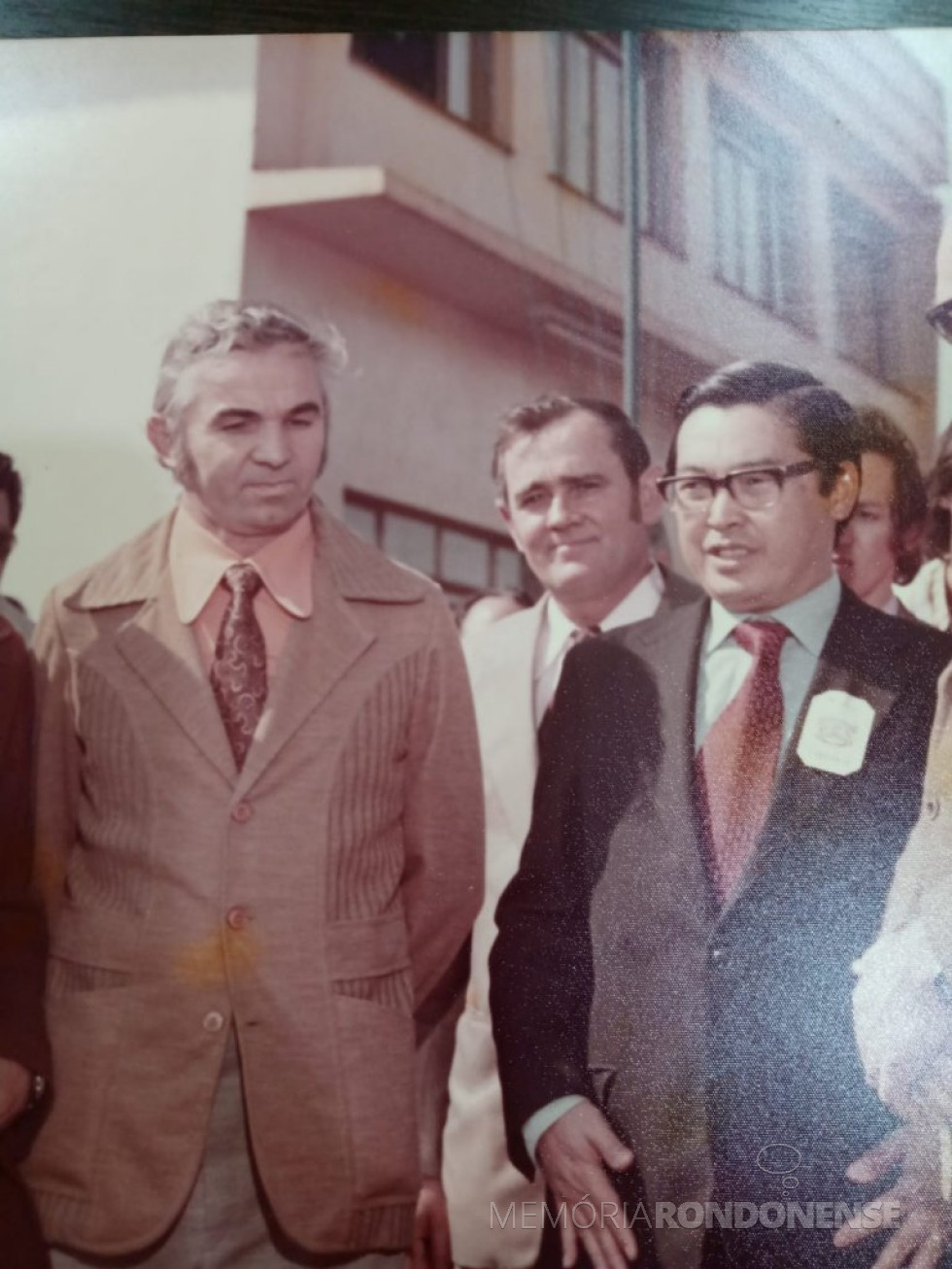 || Verno Scherer como presidente da Câmara Municipal de Marechal  Cândido Rondon, entre o prefeito municipal Almiro Bauermann (e) e os ministro das Minas e Energia, Shigeaki Ueki,  qquando do lançamento da pedra fundamental da antiga sede da Acimacar, à Rua Sergipe.
Imagem: Acervo da Família - FOTO 5 - 