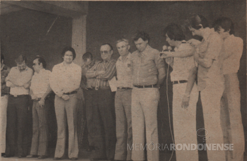 || Empresário rondonense Renato Kaefer discursando na inauguração do Colégio Cenecista David Carneiro, em Marechal Cândido Rondon (PR), em agosto de 1977.
Da esquerda à direita: Armindo Fischer, prefeito municipal de Nova Santa Rosa; José Carlos Lins Santos, juíz de Direito da Comarca de Marechal Cândido Rondon; deputado estadual Werner Wanderer; professor Calixto de Medeiros, coordenador da CNEC no Paraná; prefeito municipal Almiro Bauermann, de Marechal Cândido Rondon; secretário de Estado de Saúde e presidente da CNEC no Paraná, deputado Arnaldo Busato; Renato Kaefer, presidente da CNEC local; e o repórter Dirceu da Cruz Vianna, da Rádio Difusora do Paraná.
Imagem: Acervo Família Bier - FOTO 6 -