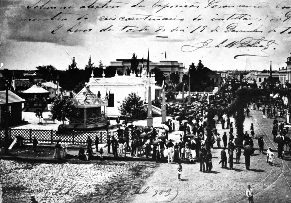 || Público prestigiando a Exposição do Cinquentenário do Paraná, em1903/1904.
Imagem: Acervo Instituto Histórico e Geográfico do Paraná - FOTO 7 -