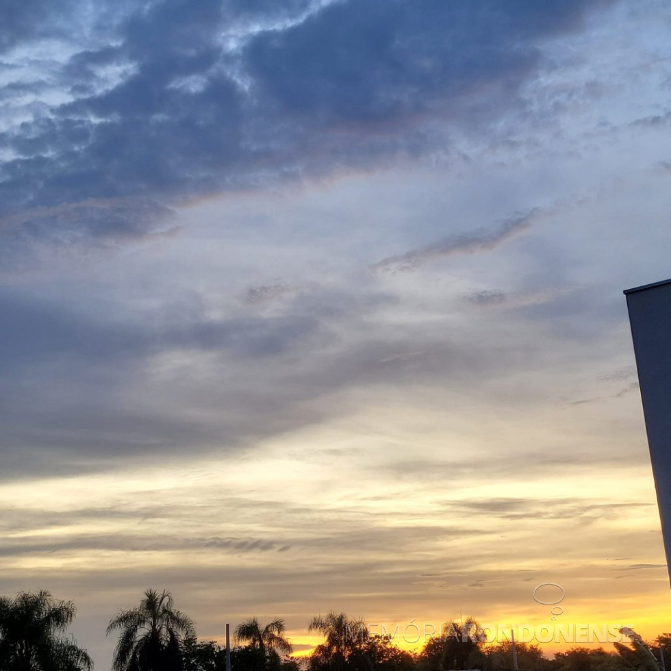 || Entardecer no interior de Marechal Cândido Rondon. Foto tirada desde o Clube Naútico  no distrito rondonense de Porto Mendes.
Imagem: Acervo e crédito da pioneira rondonense Ilda Bet - FOTO 23 -