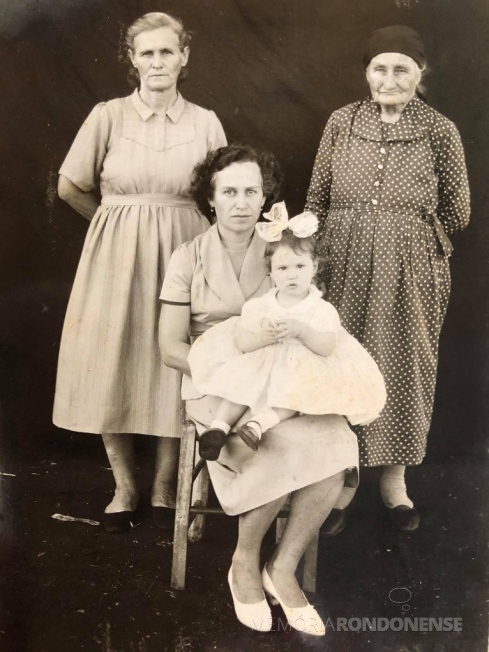 || Pioneira Helga (nascida Liell) com a filha Rosa Helena no colo e na campanhia de sua mãe Erna (nascida ... ) Liell casada com João Albino Liell, e da avó Maria Luiza Anschau.
Imagem: Acervo Darcila Haubert - FOTO 12 -