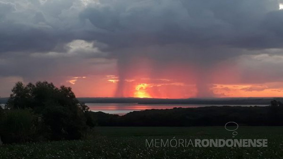 || Entardecer junto ao Lago de Itaipu no distrito rondonense de Porto Mendes, em 07 de março de 2022.
Imagem: Acervo e crédito do rondonense Airton Kramer - FOTO 27 -