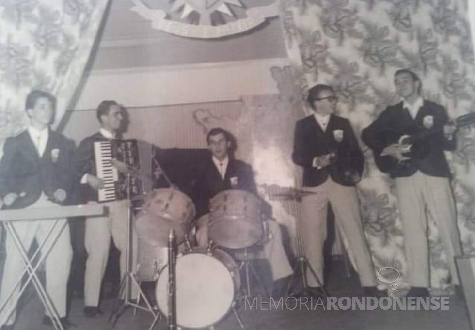 || Os Ritmistas, no palco do antigo Clube do Comércio, na cidade de Toledo (PR). 
Imagem:  Acervo João Batista Campos/ Bons tempos de Toledo- Facebook - FOTO 2 -
